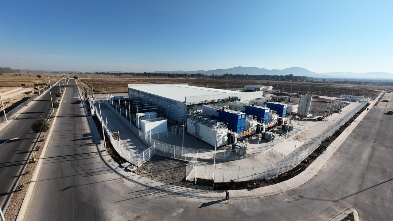 Vista aérea do campus da TERRANOVA em San Miguel de Allende, em operação, com o prédio principal, os equipamentos externos e o cercamento