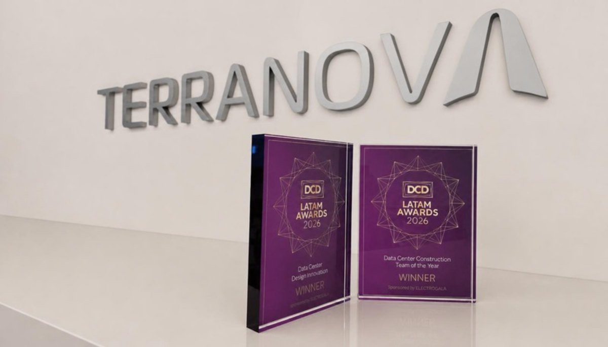 Troféus do DCD LATAM Awards 2026 em frente ao logotipo TERRANOVA